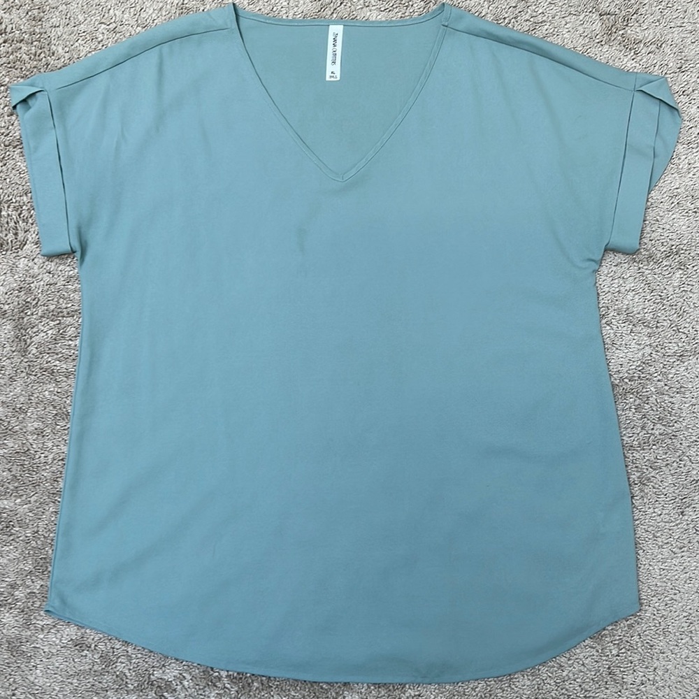 V neck shirt sleeved top in light sage green size XL